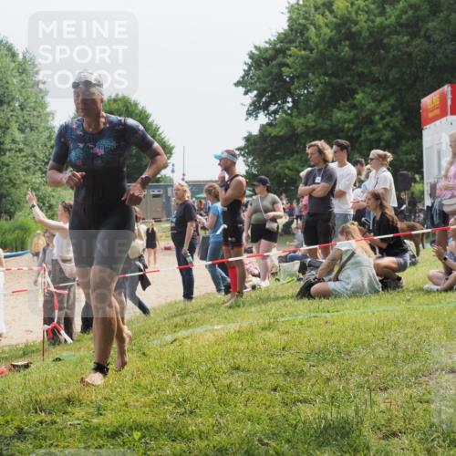 15.06.2025 - 27. Vierlanden-Triathlon KatJ http://msf.ph/oto/8034399 15.06.2025 11:18:23 Schwimmen 908, 933 meine-sportfotos.de