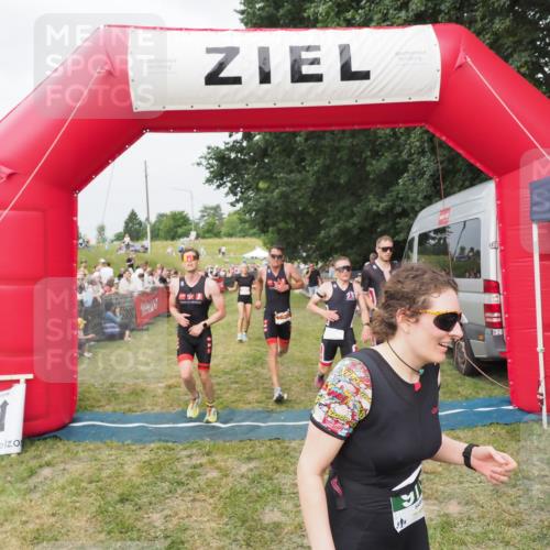 21.06.2025 - 27. Vierlanden-Triathlon MichiJ http://msf.ph/oto/8034400 15.06.2026 12:57:59 Ziel 75, 976, 1019, 1020, 1022, 1023 meine-sportfotos.de