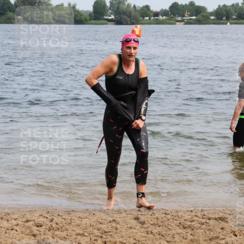 15.06.2025 - 27. Vierlanden-Triathlon Lena Gebhardt http://msf.ph/oto/8034401 15.06.2025 11:19:49 Schwimmen 899, 915, 964 meine-sportfotos.de