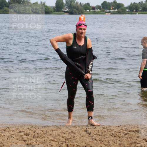 15.06.2025 - 27. Vierlanden-Triathlon Lena Gebhardt http://msf.ph/oto/8034404 15.06.2025 11:19:49 Schwimmen 899, 915, 964 meine-sportfotos.de
