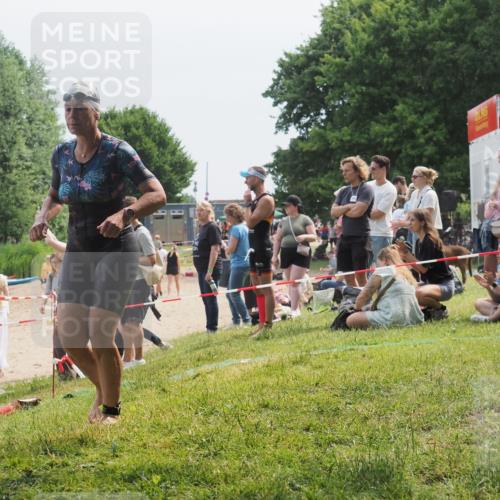 15.06.2025 - 27. Vierlanden-Triathlon KatJ http://msf.ph/oto/8034406 15.06.2025 11:18:23 Schwimmen 908, 933 meine-sportfotos.de