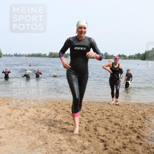 15.06.2025 - 27. Vierlanden-Triathlon Lena Gebhardt http://msf.ph/oto/8034409 15.06.2025 11:19:50 Schwimmen 899, 915, 964 meine-sportfotos.de