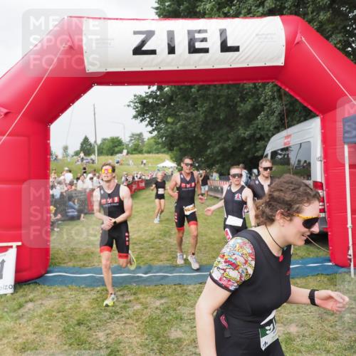 21.06.2025 - 27. Vierlanden-Triathlon MichiJ http://msf.ph/oto/8034410 15.06.2026 12:57:59 Ziel 75, 976, 1019, 1020, 1022, 1023 meine-sportfotos.de