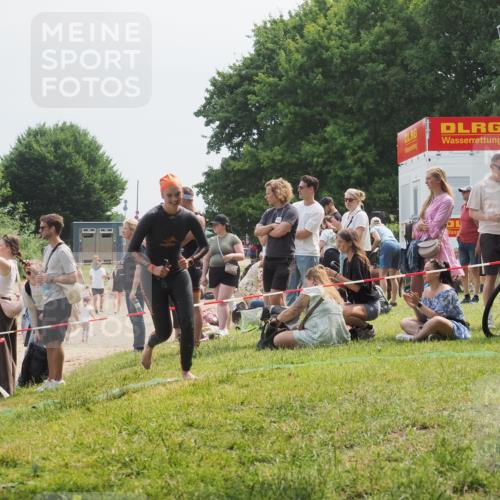 15.06.2025 - 27. Vierlanden-Triathlon KatJ http://msf.ph/oto/8034413 15.06.2025 11:18:25 Schwimmen 908, 933, 970 meine-sportfotos.de