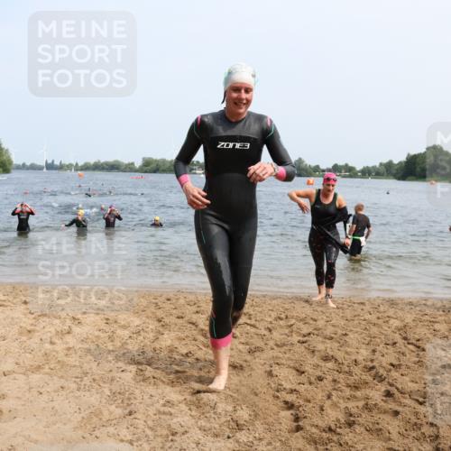 15.06.2025 - 27. Vierlanden-Triathlon Lena Gebhardt http://msf.ph/oto/8034414 15.06.2025 11:19:50 Schwimmen 899, 915, 964 meine-sportfotos.de