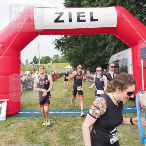 21.06.2025 - 27. Vierlanden-Triathlon MichiJ http://msf.ph/oto/8034415 15.06.2026 12:57:59 Ziel 75, 976, 1019, 1020, 1022, 1023 meine-sportfotos.de