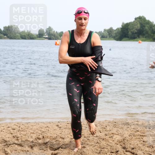 15.06.2025 - 27. Vierlanden-Triathlon Lena Gebhardt http://msf.ph/oto/8034416 15.06.2025 11:19:51 Schwimmen 899, 915, 932, 964 meine-sportfotos.de