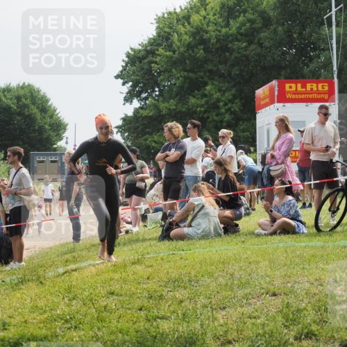 15.06.2025 - 27. Vierlanden-Triathlon KatJ http://msf.ph/oto/8034419 15.06.2025 11:18:25 Schwimmen 908, 933, 970 meine-sportfotos.de