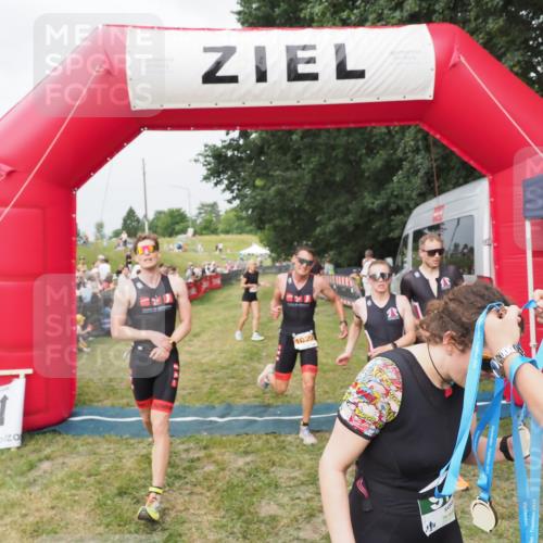 21.06.2025 - 27. Vierlanden-Triathlon MichiJ http://msf.ph/oto/8034421 15.06.2026 12:57:59 Ziel 75, 976, 1019, 1020, 1022, 1023 meine-sportfotos.de