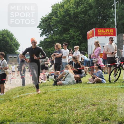 15.06.2025 - 27. Vierlanden-Triathlon KatJ http://msf.ph/oto/8034424 15.06.2025 11:18:25 Schwimmen 908, 933, 970 meine-sportfotos.de