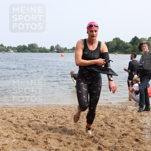 15.06.2025 - 27. Vierlanden-Triathlon Lena Gebhardt http://msf.ph/oto/8034426 15.06.2025 11:19:52 Schwimmen 889, 899, 915, 932, 964 meine-sportfotos.de