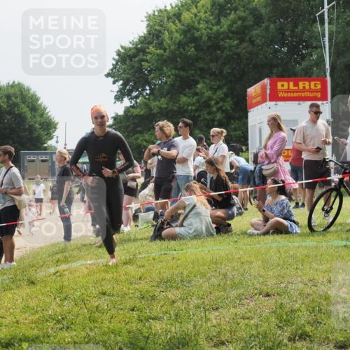 15.06.2025 - 27. Vierlanden-Triathlon KatJ http://msf.ph/oto/8034429 15.06.2025 11:18:26 Schwimmen 908, 933, 970 meine-sportfotos.de
