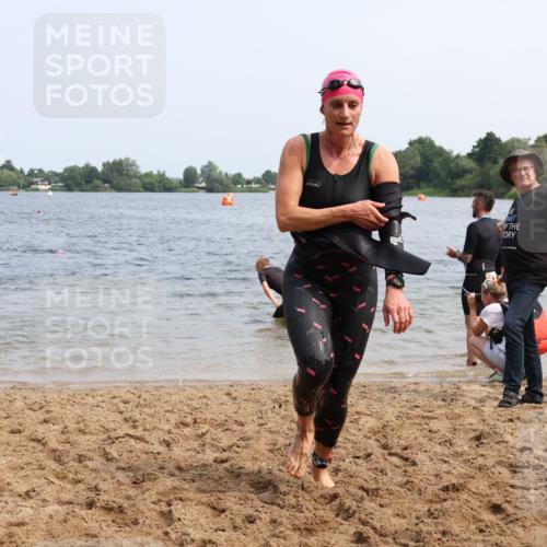 15.06.2025 - 27. Vierlanden-Triathlon Lena Gebhardt http://msf.ph/oto/8034431 15.06.2025 11:19:52 Schwimmen 889, 899, 915, 932, 964 meine-sportfotos.de