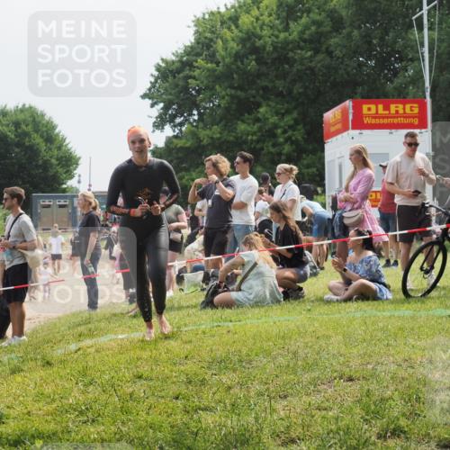 15.06.2025 - 27. Vierlanden-Triathlon KatJ http://msf.ph/oto/8034436 15.06.2025 11:18:26 Schwimmen 908, 933, 970 meine-sportfotos.de