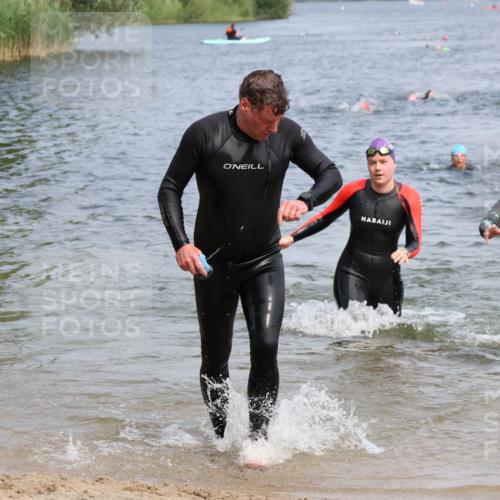 15.06.2025 - 27. Vierlanden-Triathlon Lena Gebhardt http://msf.ph/oto/8034438 15.06.2025 11:19:53 Schwimmen 806, 889, 899, 915, 932, 964 meine-sportfotos.de