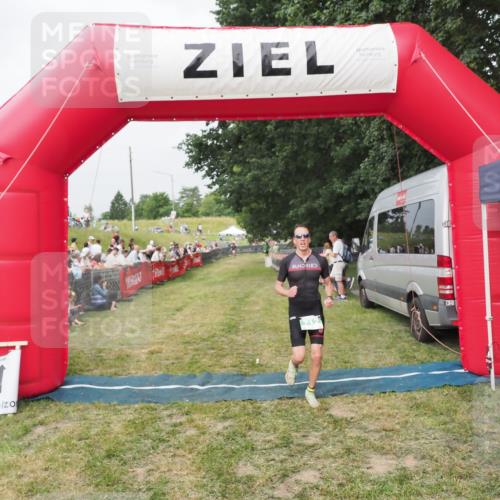 21.06.2025 - 27. Vierlanden-Triathlon MichiJ http://msf.ph/oto/8034439 15.06.2026 12:58:11 Ziel 712 meine-sportfotos.de