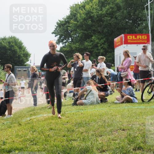 15.06.2025 - 27. Vierlanden-Triathlon KatJ http://msf.ph/oto/8034442 15.06.2025 11:18:26 Schwimmen 908, 933, 970 meine-sportfotos.de