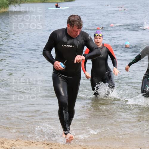 15.06.2025 - 27. Vierlanden-Triathlon Lena Gebhardt http://msf.ph/oto/8034443 15.06.2025 11:19:54 Schwimmen 806, 889, 899, 915, 932, 964 meine-sportfotos.de