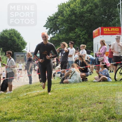 15.06.2025 - 27. Vierlanden-Triathlon KatJ http://msf.ph/oto/8034447 15.06.2025 11:18:26 Schwimmen 908, 933, 970 meine-sportfotos.de