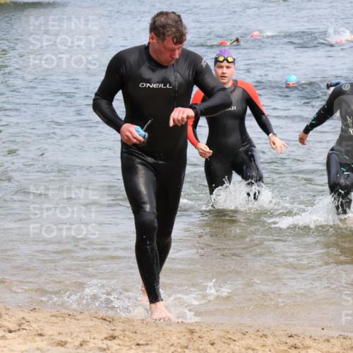 15.06.2025 - 27. Vierlanden-Triathlon Lena Gebhardt http://msf.ph/oto/8034450 15.06.2025 11:19:54 Schwimmen 806, 889, 899, 915, 932, 964 meine-sportfotos.de