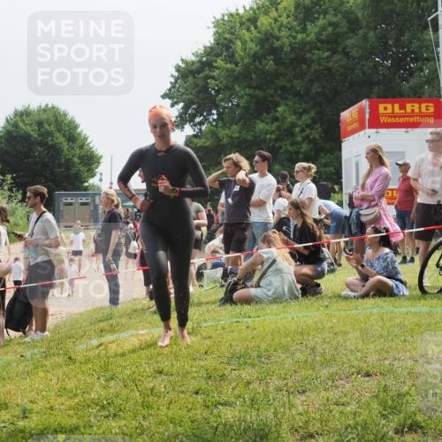 15.06.2025 - 27. Vierlanden-Triathlon KatJ http://msf.ph/oto/8034452 15.06.2025 11:18:26 Schwimmen 908, 933, 970 meine-sportfotos.de