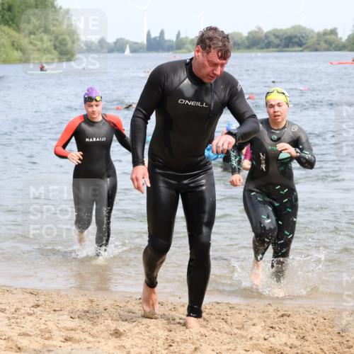 15.06.2025 - 27. Vierlanden-Triathlon Lena Gebhardt http://msf.ph/oto/8034454 15.06.2025 11:19:56 Schwimmen 806, 889, 899, 915, 932, 964, 976 meine-sportfotos.de