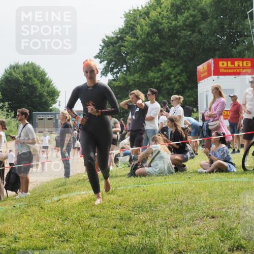 15.06.2025 - 27. Vierlanden-Triathlon KatJ http://msf.ph/oto/8034459 15.06.2025 11:18:26 Schwimmen 908, 933, 970 meine-sportfotos.de