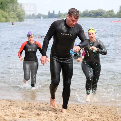 15.06.2025 - 27. Vierlanden-Triathlon Lena Gebhardt http://msf.ph/oto/8034460 15.06.2025 11:19:57 Schwimmen 806, 889, 899, 915, 930, 932, 964, 976 meine-sportfotos.de