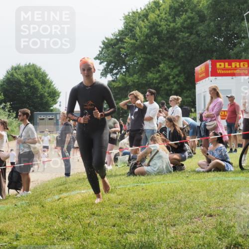 15.06.2025 - 27. Vierlanden-Triathlon KatJ http://msf.ph/oto/8034464 15.06.2025 11:18:26 Schwimmen 908, 933, 970 meine-sportfotos.de