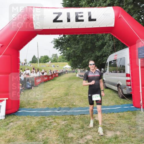 21.06.2025 - 27. Vierlanden-Triathlon MichiJ http://msf.ph/oto/8034467 15.06.2026 12:58:12 Ziel 712 meine-sportfotos.de