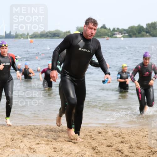 15.06.2025 - 27. Vierlanden-Triathlon Lena Gebhardt http://msf.ph/oto/8034468 15.06.2025 11:19:58 Schwimmen 806, 889, 899, 915, 930, 932, 964, 976 meine-sportfotos.de