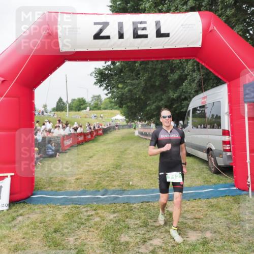 21.06.2025 - 27. Vierlanden-Triathlon MichiJ http://msf.ph/oto/8034472 15.06.2026 12:58:12 Ziel 712 meine-sportfotos.de