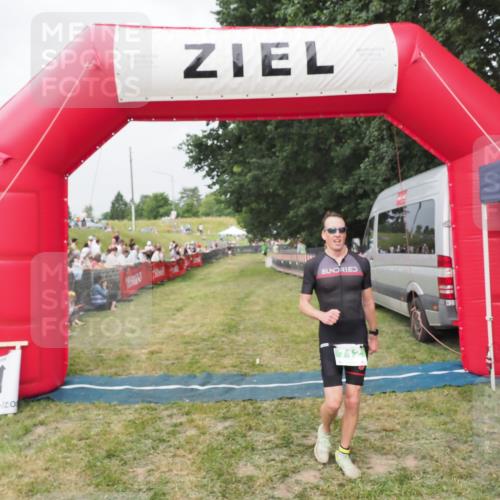 21.06.2025 - 27. Vierlanden-Triathlon MichiJ http://msf.ph/oto/8034478 15.06.2026 12:58:12 Ziel 712 meine-sportfotos.de