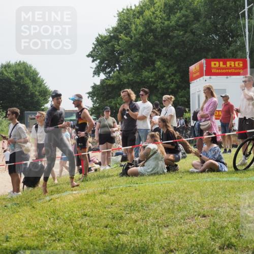 15.06.2025 - 27. Vierlanden-Triathlon KatJ http://msf.ph/oto/8034480 15.06.2025 11:18:31 Schwimmen 908, 912, 933, 970 meine-sportfotos.de