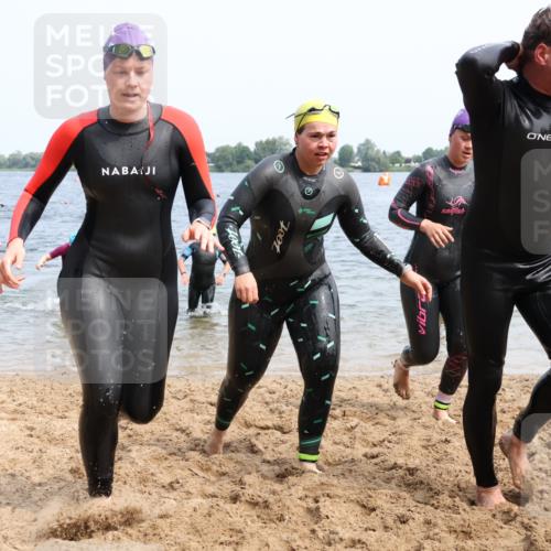 15.06.2025 - 27. Vierlanden-Triathlon Lena Gebhardt http://msf.ph/oto/8034487 15.06.2025 11:20:00 Schwimmen 806, 889, 899, 915, 930, 932, 964, 976 meine-sportfotos.de