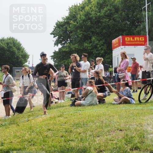 15.06.2025 - 27. Vierlanden-Triathlon KatJ http://msf.ph/oto/8034488 15.06.2025 11:18:31 Schwimmen 908, 912, 933, 970 meine-sportfotos.de
