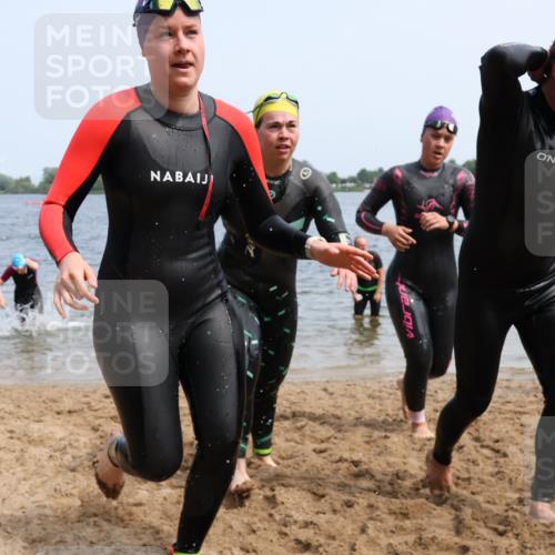 15.06.2025 - 27. Vierlanden-Triathlon Lena Gebhardt http://msf.ph/oto/8034492 15.06.2025 11:20:00 Schwimmen 806, 889, 899, 915, 930, 932, 964, 976 meine-sportfotos.de