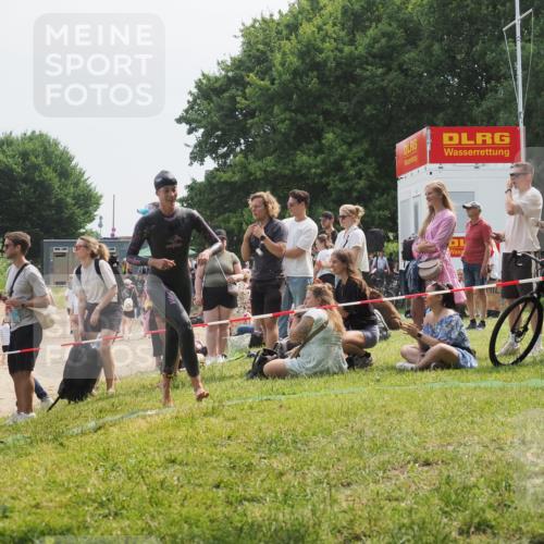 15.06.2025 - 27. Vierlanden-Triathlon KatJ http://msf.ph/oto/8034493 15.06.2025 11:18:32 Schwimmen 912, 933, 970 meine-sportfotos.de