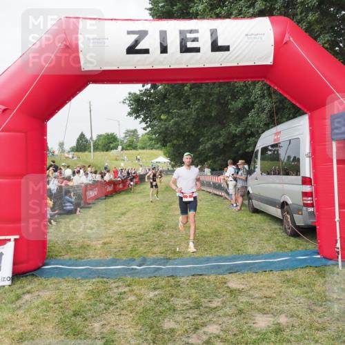 21.06.2025 - 27. Vierlanden-Triathlon MichiJ http://msf.ph/oto/8034496 15.06.2026 12:58:25 Ziel 3, 11 meine-sportfotos.de