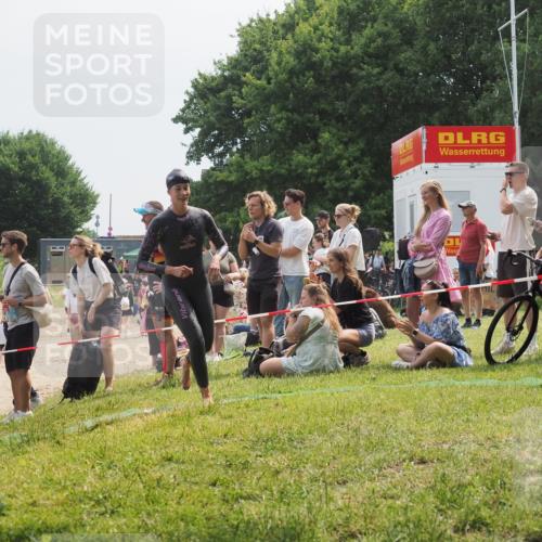 15.06.2025 - 27. Vierlanden-Triathlon KatJ http://msf.ph/oto/8034498 15.06.2025 11:18:32 Schwimmen 912, 933, 970 meine-sportfotos.de
