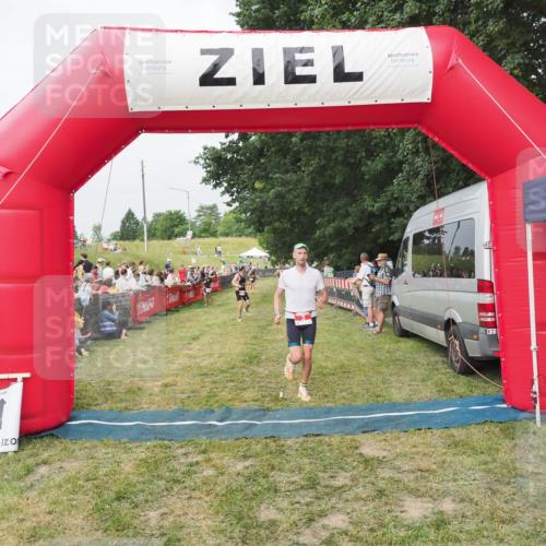 21.06.2025 - 27. Vierlanden-Triathlon MichiJ http://msf.ph/oto/8034502 15.06.2026 12:58:25 Ziel 3, 11 meine-sportfotos.de