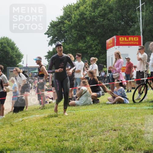 15.06.2025 - 27. Vierlanden-Triathlon KatJ http://msf.ph/oto/8034504 15.06.2025 11:18:32 Schwimmen 912, 933, 970 meine-sportfotos.de