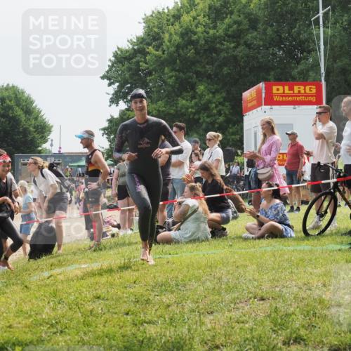 15.06.2025 - 27. Vierlanden-Triathlon KatJ http://msf.ph/oto/8034508 15.06.2025 11:18:32 Schwimmen 912, 933, 970 meine-sportfotos.de
