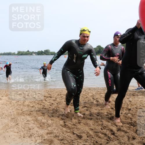 15.06.2025 - 27. Vierlanden-Triathlon Lena Gebhardt http://msf.ph/oto/8034509 15.06.2025 11:20:01 Schwimmen 806, 889, 899, 930, 932, 940, 964, 976 meine-sportfotos.de