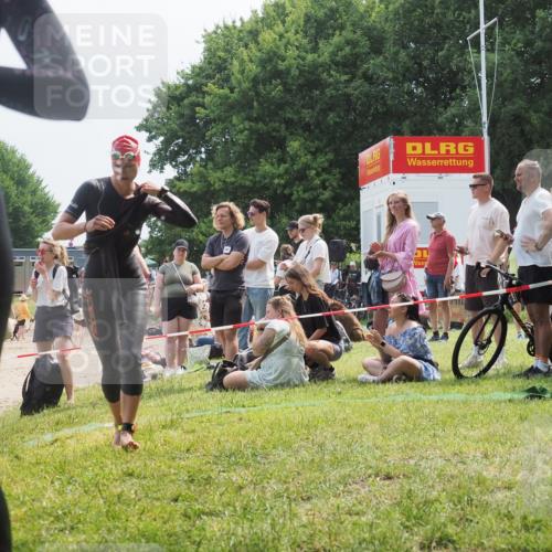 15.06.2025 - 27. Vierlanden-Triathlon KatJ http://msf.ph/oto/8034511 15.06.2025 11:18:34 Schwimmen 912, 933, 970 meine-sportfotos.de