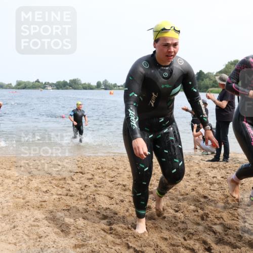 15.06.2025 - 27. Vierlanden-Triathlon Lena Gebhardt http://msf.ph/oto/8034512 15.06.2025 11:20:02 Schwimmen 806, 889, 930, 932, 940, 964, 976 meine-sportfotos.de