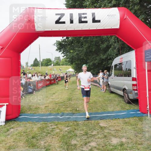 21.06.2025 - 27. Vierlanden-Triathlon MichiJ http://msf.ph/oto/8034513 15.06.2026 12:58:26 Ziel 3, 11 meine-sportfotos.de