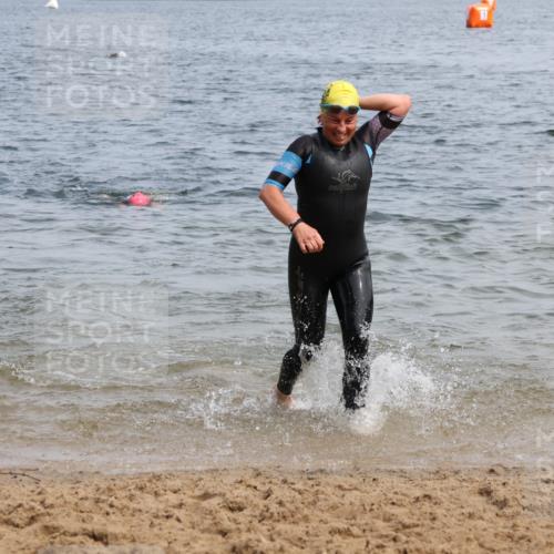 15.06.2025 - 27. Vierlanden-Triathlon Lena Gebhardt http://msf.ph/oto/8034517 15.06.2025 11:20:02 Schwimmen 806, 889, 930, 932, 940, 964, 976 meine-sportfotos.de