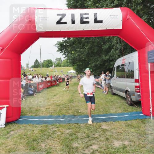 21.06.2025 - 27. Vierlanden-Triathlon MichiJ http://msf.ph/oto/8034518 15.06.2026 12:58:26 Ziel 3, 11 meine-sportfotos.de