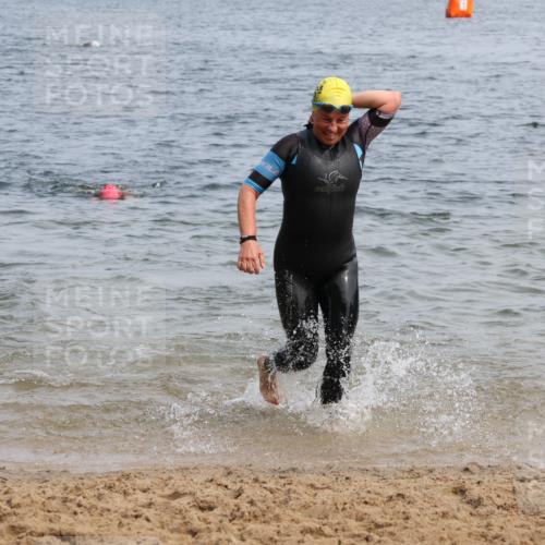 15.06.2025 - 27. Vierlanden-Triathlon Lena Gebhardt http://msf.ph/oto/8034523 15.06.2025 11:20:02 Schwimmen 806, 889, 930, 932, 940, 964, 976 meine-sportfotos.de